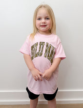 Load image into Gallery viewer, Lulu Mac YOUTH Bottomland Camo Logo SS Tee in Blossom