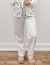 Load image into Gallery viewer, Getting My Story Straight Fleece Sweatpants in White Camo
