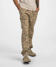 Load image into Gallery viewer, Southern Shirt Co. Men's Campfire Sweatpants in Deer Camo