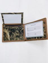 Load image into Gallery viewer, Men&#39;s Realtree Passcase Concho Wallet