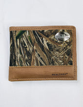 Load image into Gallery viewer, Men&#39;s Realtree Passcase Concho Wallet