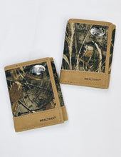 Load image into Gallery viewer, Men&#39;s Realtree Trifold Concho Wallet